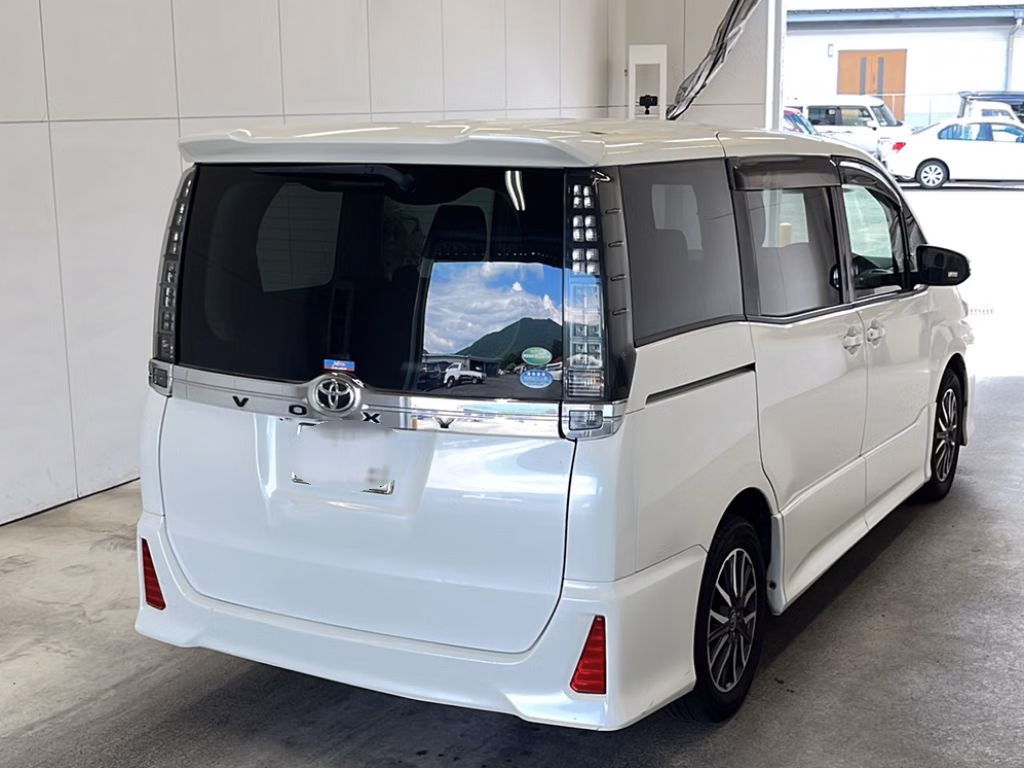 TOYOTA VOXY