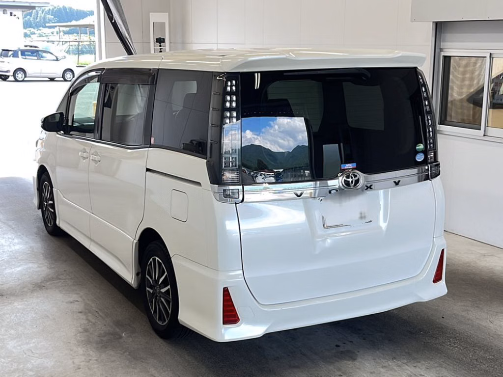 TOYOTA VOXY