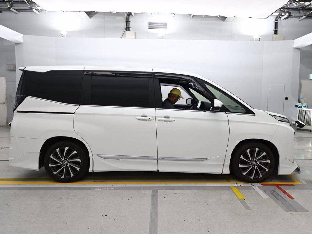 TOYOTA VOXY