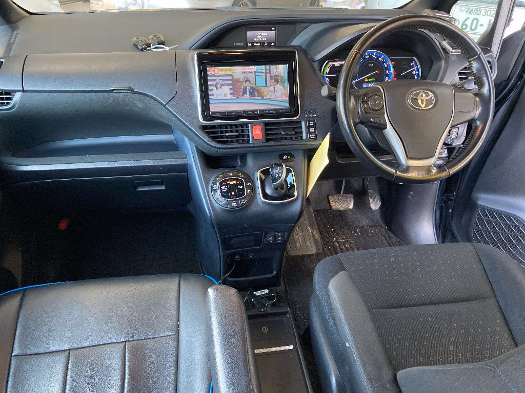TOYOTA VOXY