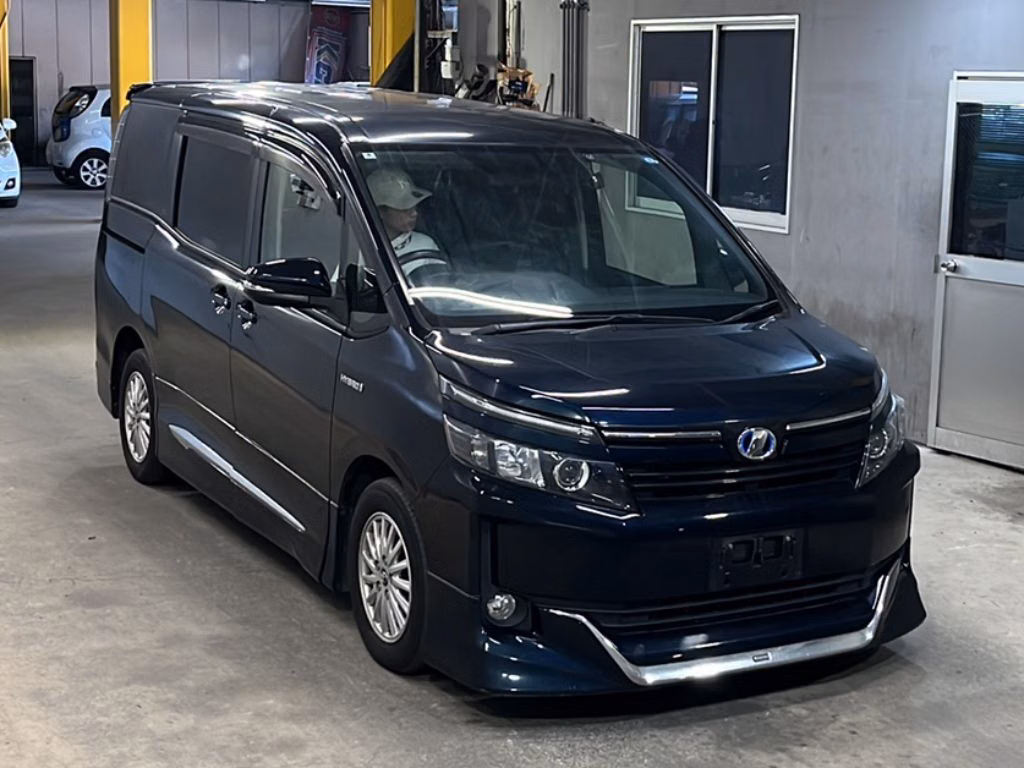 TOYOTA VOXY