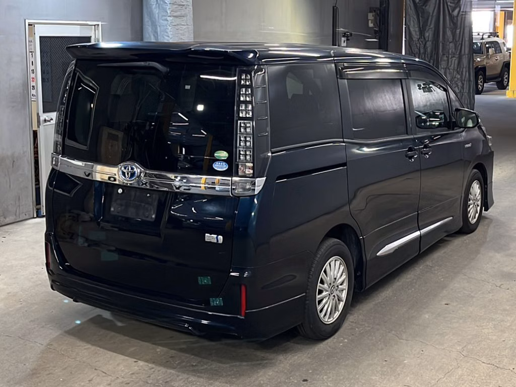 TOYOTA VOXY