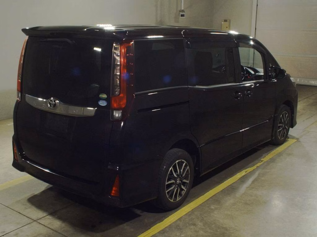 TOYOTA NOAH