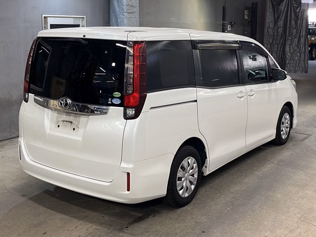 TOYOTA NOAH