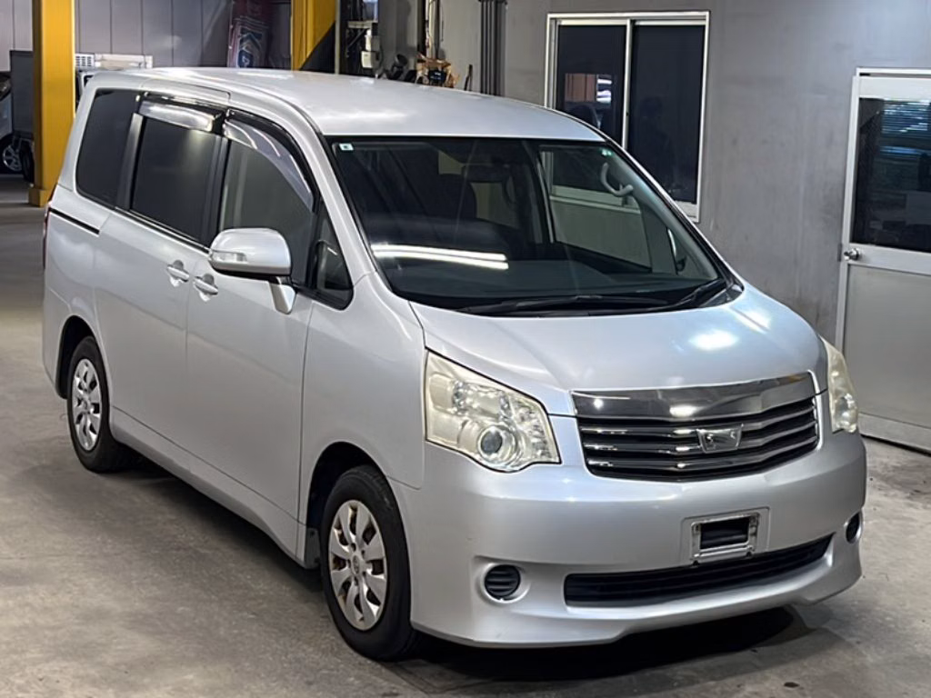 TOYOTA NOAH