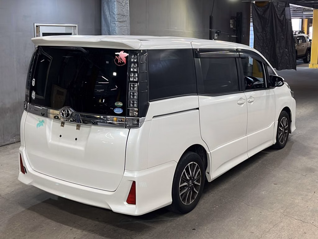 TOYOTA VOXY